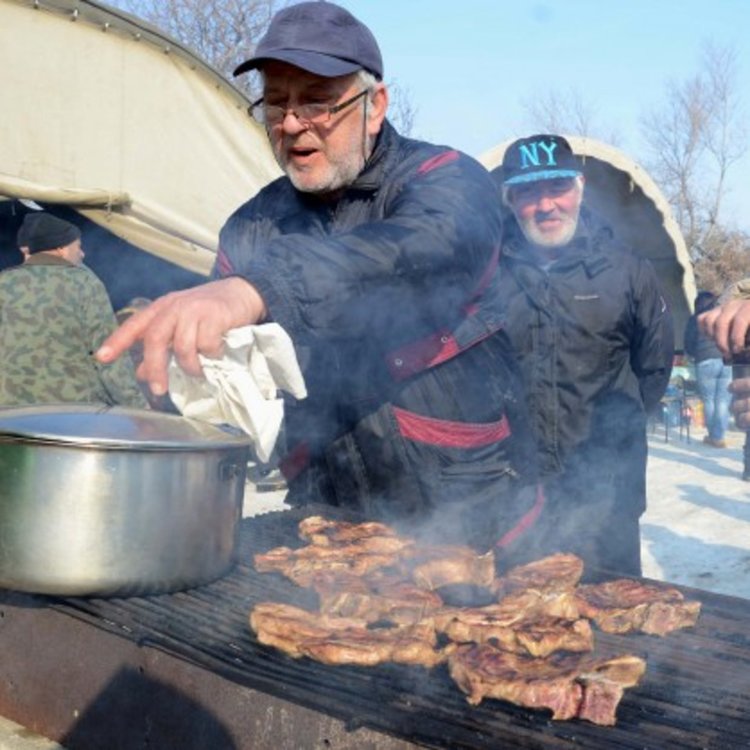 Ядем предимно пилешко и кайма