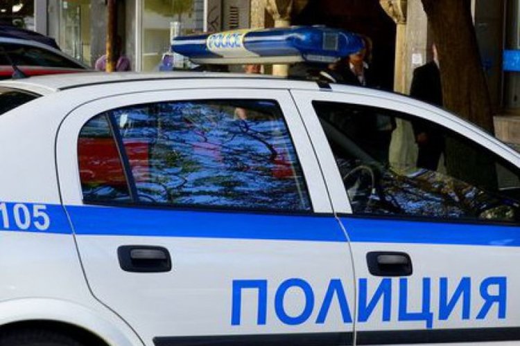 Мъж се бори за живот след побой пред дома му