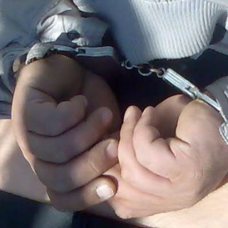 Задържаха банда младежи, обирала денонощни магазини