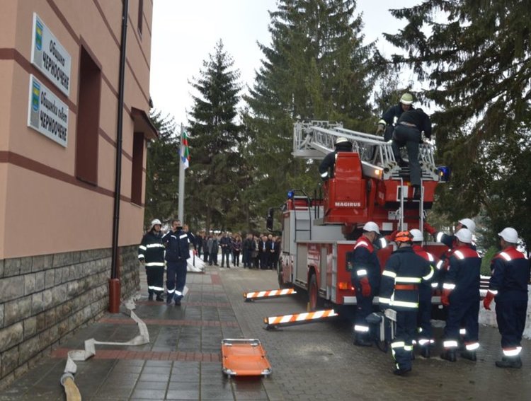 Доброволци „спасиха“ пострадали от сградата на Община Черноочене