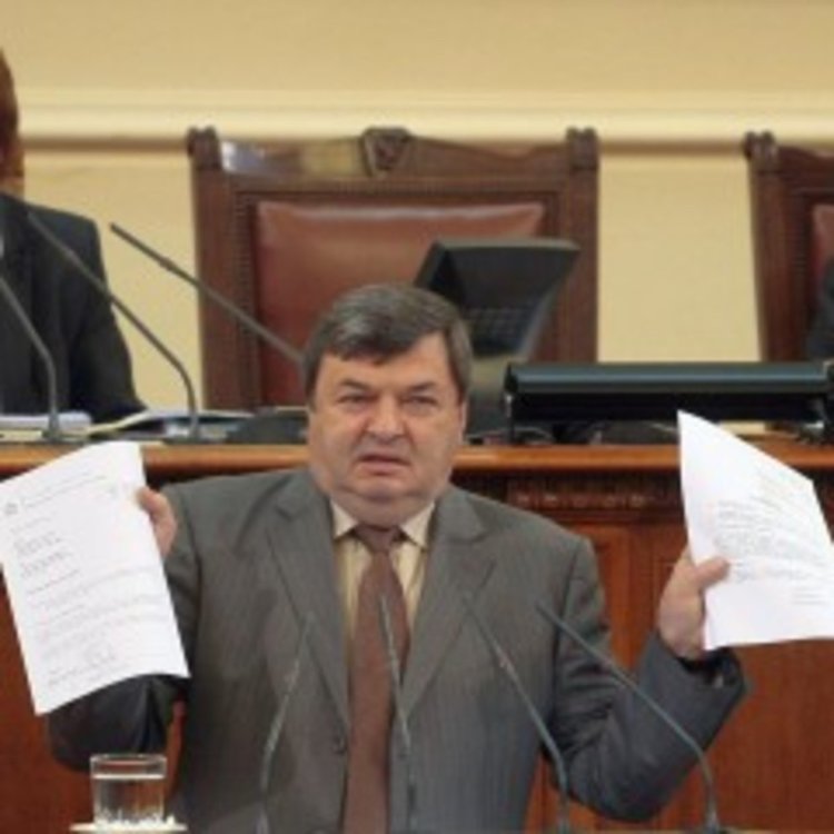 Орязаните депутатски мандати в БСП са евтин популизъм