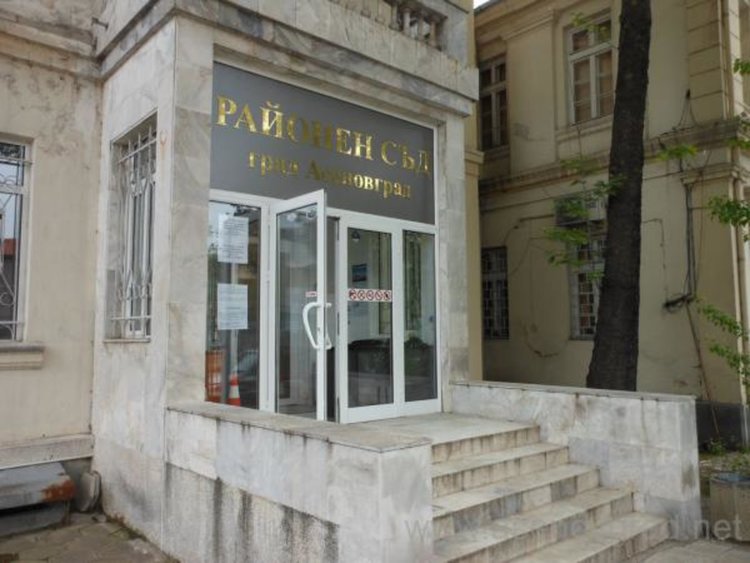 В защита на внучката: Скандалджийка сипе тежки ругатни, с юмрук потроши стъкло на заложна къща