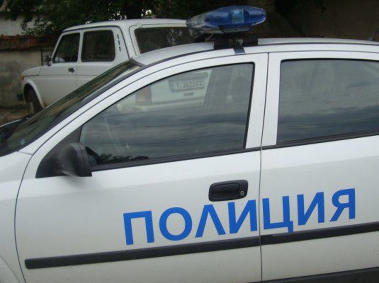 Пиян полицай шофира, налита на бой и обижда