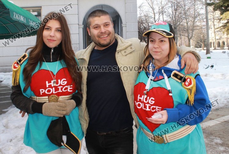 Полиция на прегръдките шества отново из Димитровград на Св.Валентин