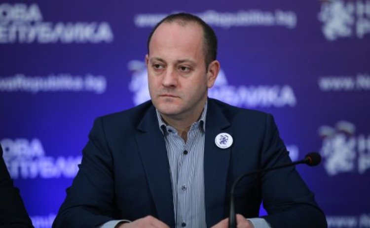 ”Нова Република”: Трябва ли да преживеем и Нинова?