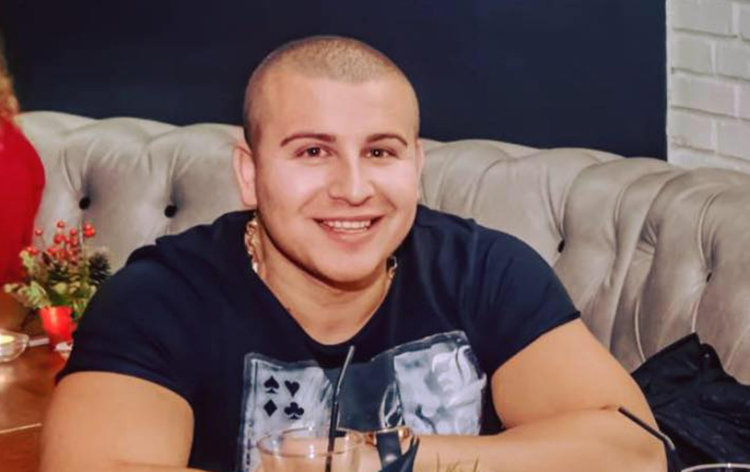 Кържалиец предлага безплатно луксозни автомобили на социално слаби абитуриенти чрез Фейсбук