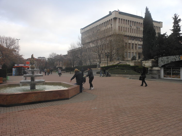 Общината и младежите от ОбМС чистят заедно града, "Защото бъдещето на Асеновград е в наши ръце"