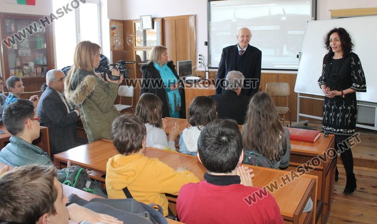 Академик изнесе урок по родолюбие в ПМГ "Иван Вазов"