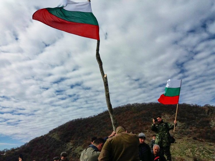 Първомайци два пъти издигнаха националния флаг
