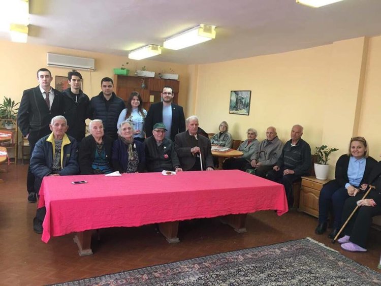 Младите ротарианци от Кърджали отбелязаха Трети март с възрастните хора,дариха ги с мартеници