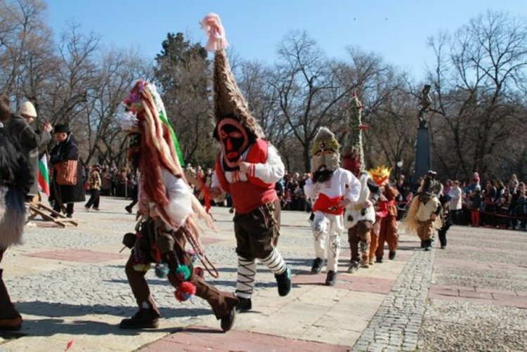 Близо 800 кукери гониха зимата и злото в Стара Загора