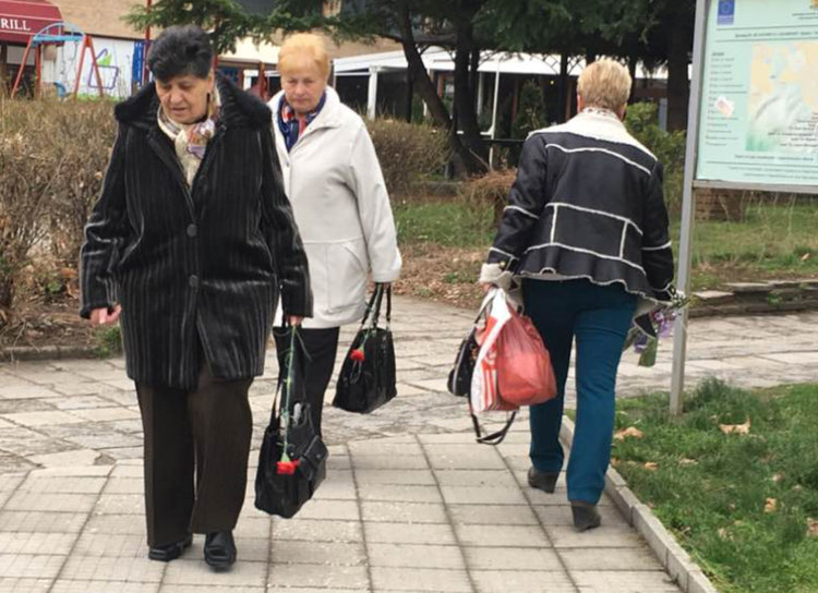 Осмомартенско настроение в Асеновград: Жени и цветя, цветя и жени (Снимки)