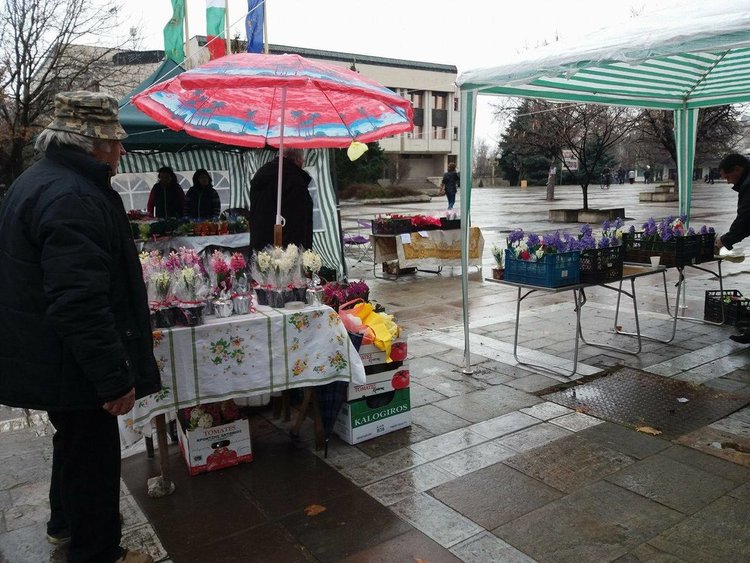Сергии с цветя смениха мартениците