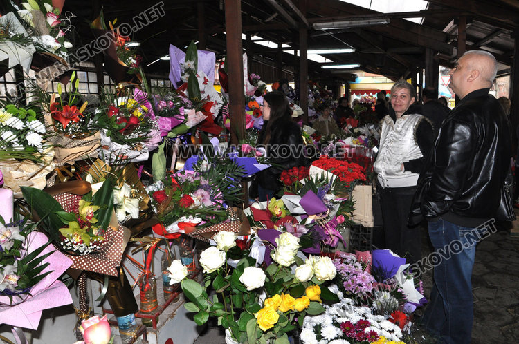Облаци и дъжд на 8 март, цветята и чадърът задължителни