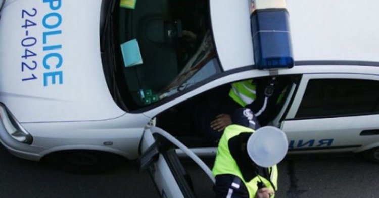 Баба и дядо бият учителката на внучето си в школото,задържат ги