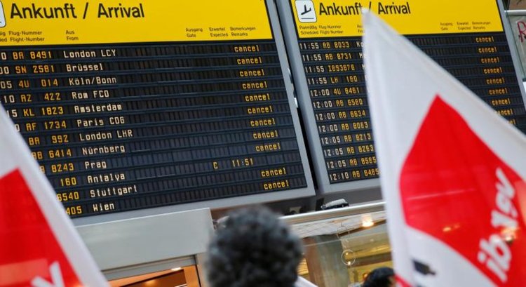 Летищата в Берлин остават затворени