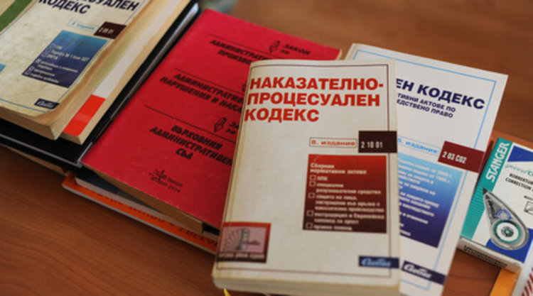 До 10 г. затвор за младежите, обрали пенсионерка
