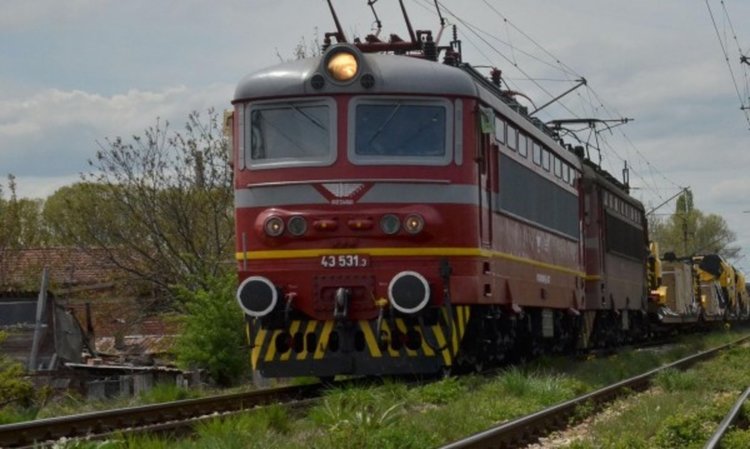 Влак прегази млад мъж в района на село Тополица