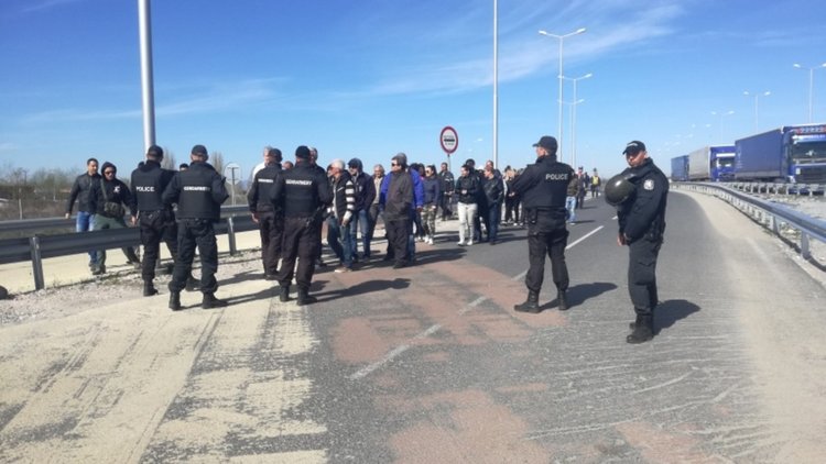 Турция възмутена от блокадата на границата, властите негласно я подкрепяли