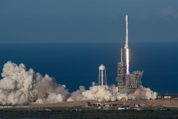 SpaceX изстреля спътник с ракета втора употреба