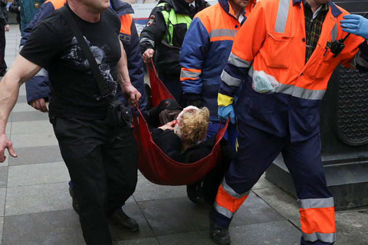Девет загинали при взрива в метрото в Петербург, разследват тероризъм (видео)