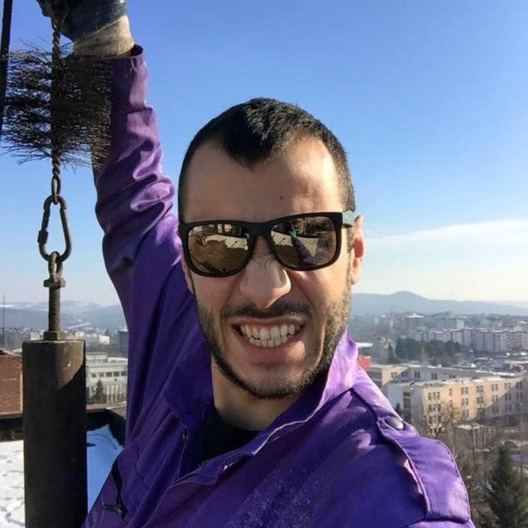 Юрист коминочистач си търси баба под наем