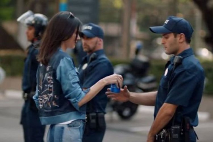 Pepsi спря нелепа реклама след протести