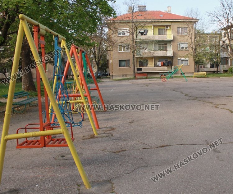 Подменят детските съоръжения в парка до градина "Приказка"