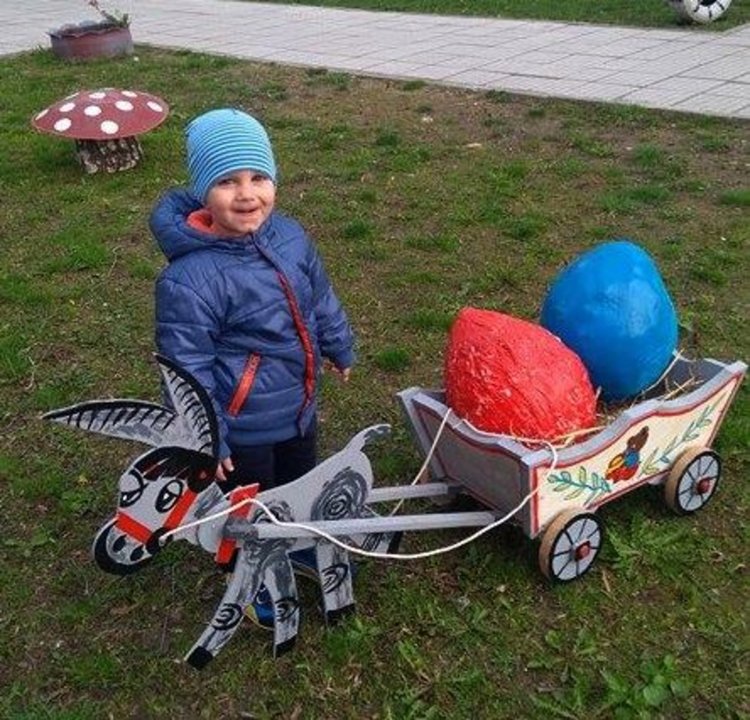 С красива украса преди Великден грейна двора на градина "Роза"
