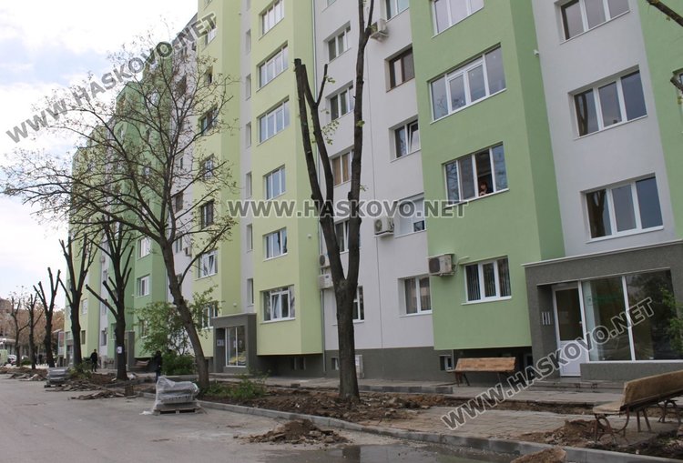 Благоустрояват пространството пред блок №1 на ул."С.Врачански"