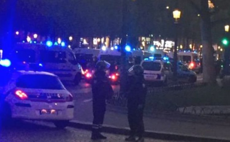 Стрелба с Калашников в Париж, има убит полицай