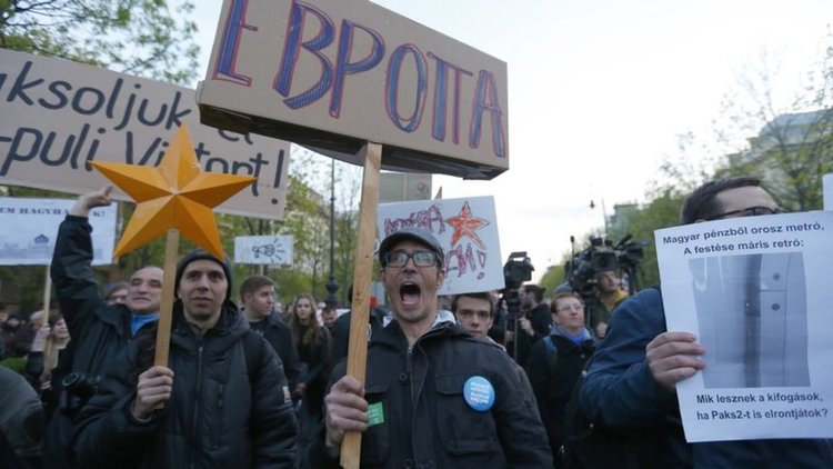  Унгарци протестираха срещу "руското влияние" и политиките на Орбан
