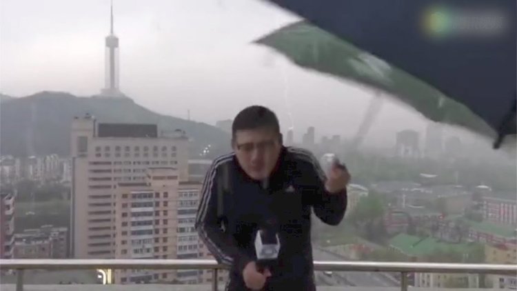 Мълния удари журналист по време живо включване