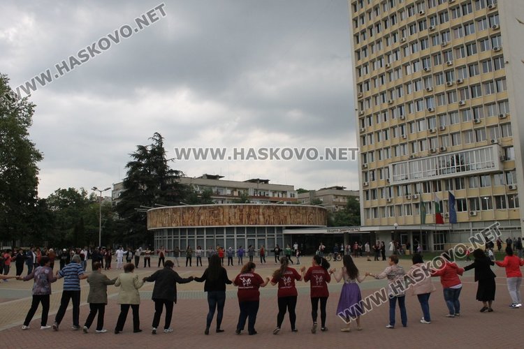 Димитровградско празнично хоро играха на площад "България"