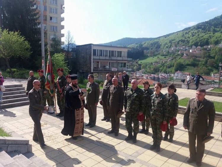 В навечерието на Гергьовден осветиха бойните знамена на 101-ви Алпийски батальон