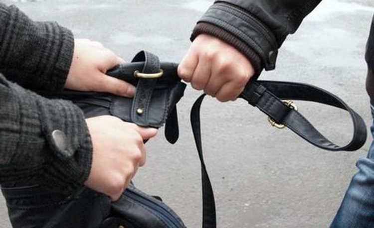 Апаш се прокрадва като балерина до дамска чанта,докато собственичката трупа мускули