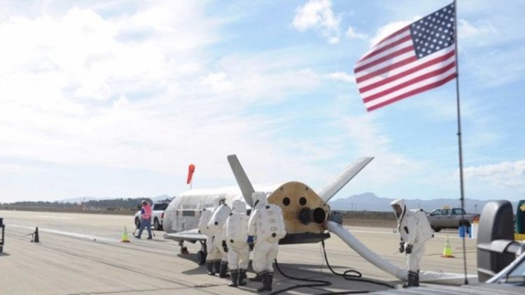 Секретният космически самолет X-37B кацна (видео)
