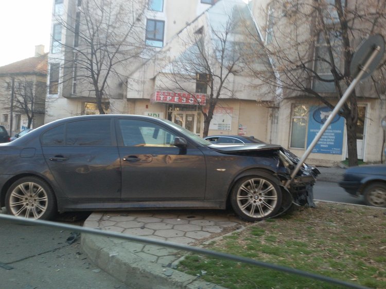 Двама пострадали при две катастрофи в областта