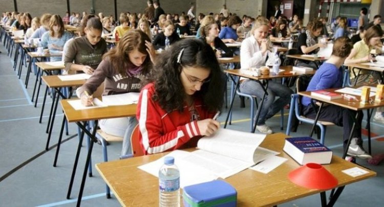 11 работи аут на матурата – за преписване и... ало, ало