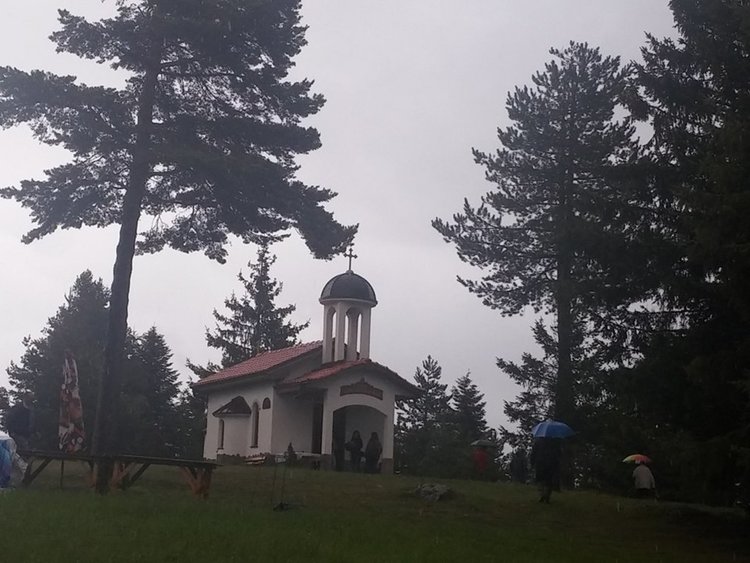 Въпреки дъжда момчиловци се помолиха за здраве в параклиса „Св. Костадин”