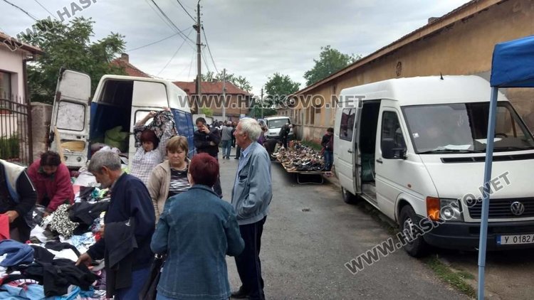 Читател: Пазарът в Любимец затапва 4 улици и църква. Кметът: не е вярно