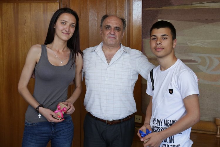 Ученици от Хасково с поощрителни награди от „Влез в час с данъците“