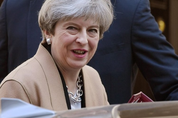 Британците гласуват в предсрочни парламентарни избори днес