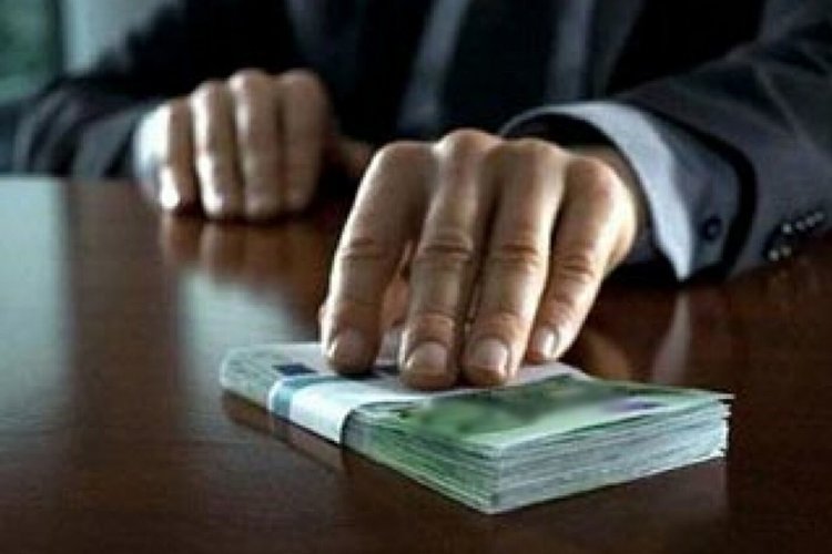 Чиновници от ДАИ уреждали книжки на неграмотни срещу скромна сума