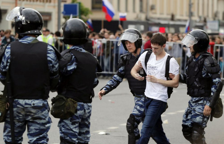 Белият дом осъди арестуването на протестиращи в Русия
