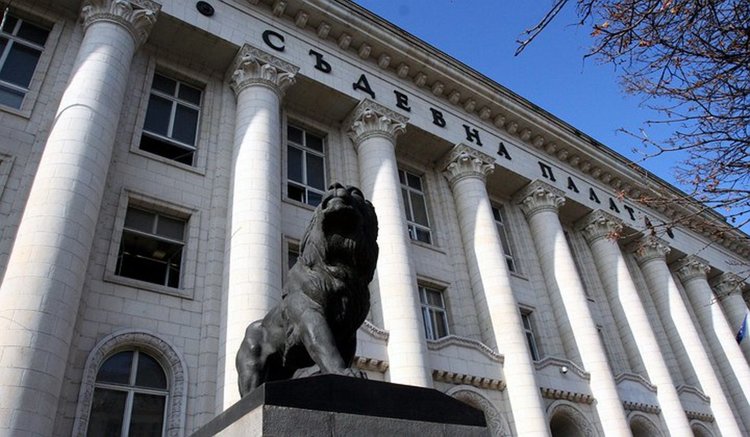 Продуцентът Пламен Митрев, отвличал, вързвал с вериги и изнасилвал момичета