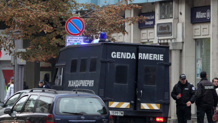 Задържаха трима при безредици в ”Модерно предградие”