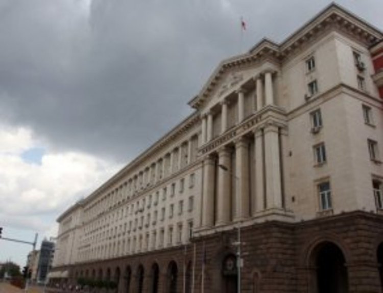 Чиновниците у нас масово назначавани без конкурси