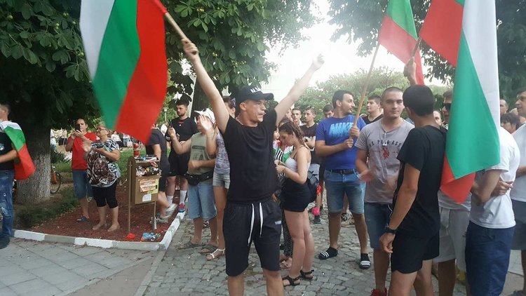 Националният флаг се вее из целия център на Асеновград
