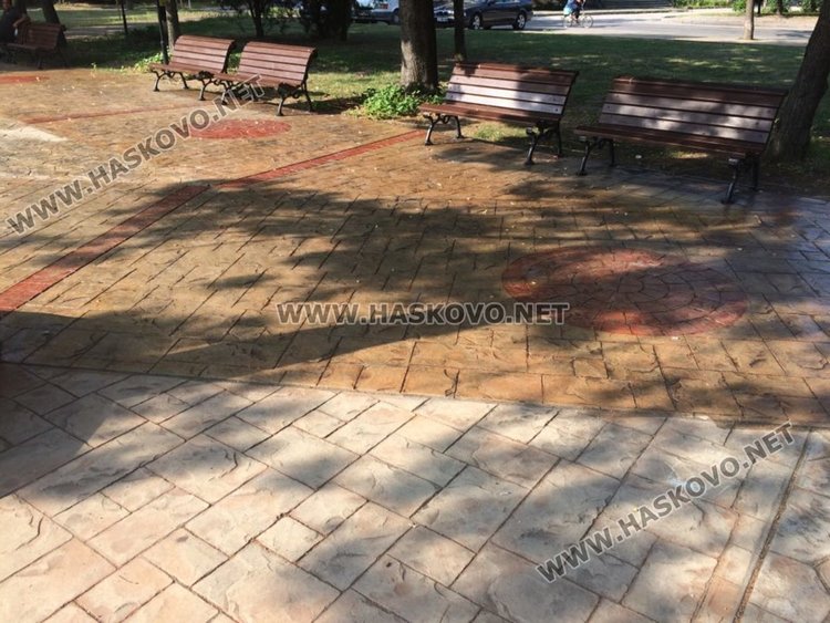 Лакираха настилката на димитровградски парк